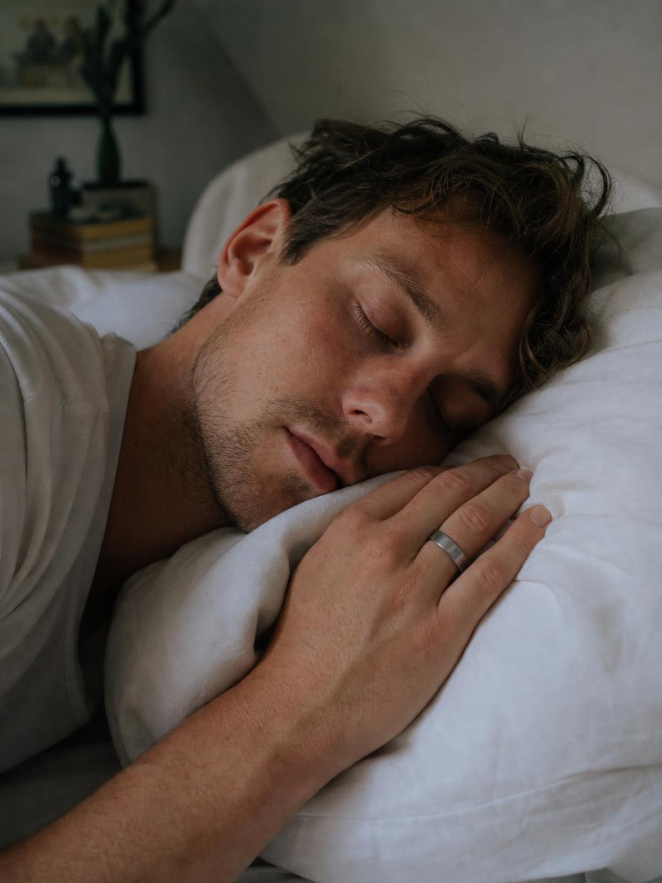 Person sover roligt i dæmpet morgenlys